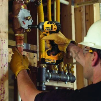 Гайковерт ударен акумулаторен DeWALT DCF880M2