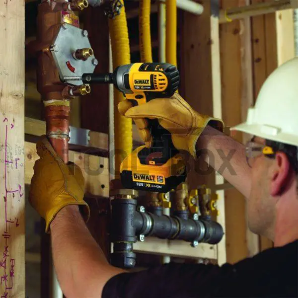 Cordless impact wrench DeWALT DCF880M2