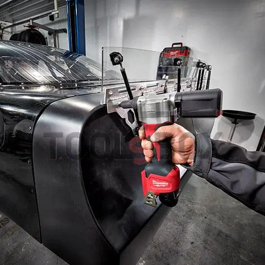 Milwaukee M12BPRT-201X 12V HD cordless riveter and 4 bits