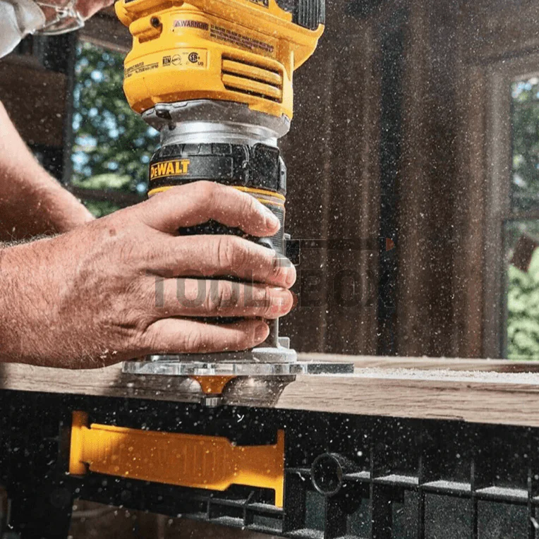 Оберфреза DeWALT DCW604P2 ръчна комбинирана 18 V, 16 000-25 500 об./мин, ф 6.35 мм