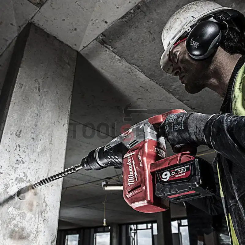 Cordless brushless drill Milwaukee M18CHM-902C / 6.1 J