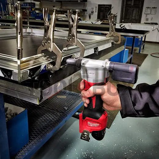 Milwaukee M12BPRT-201X 12V HD cordless riveter and 4 bits