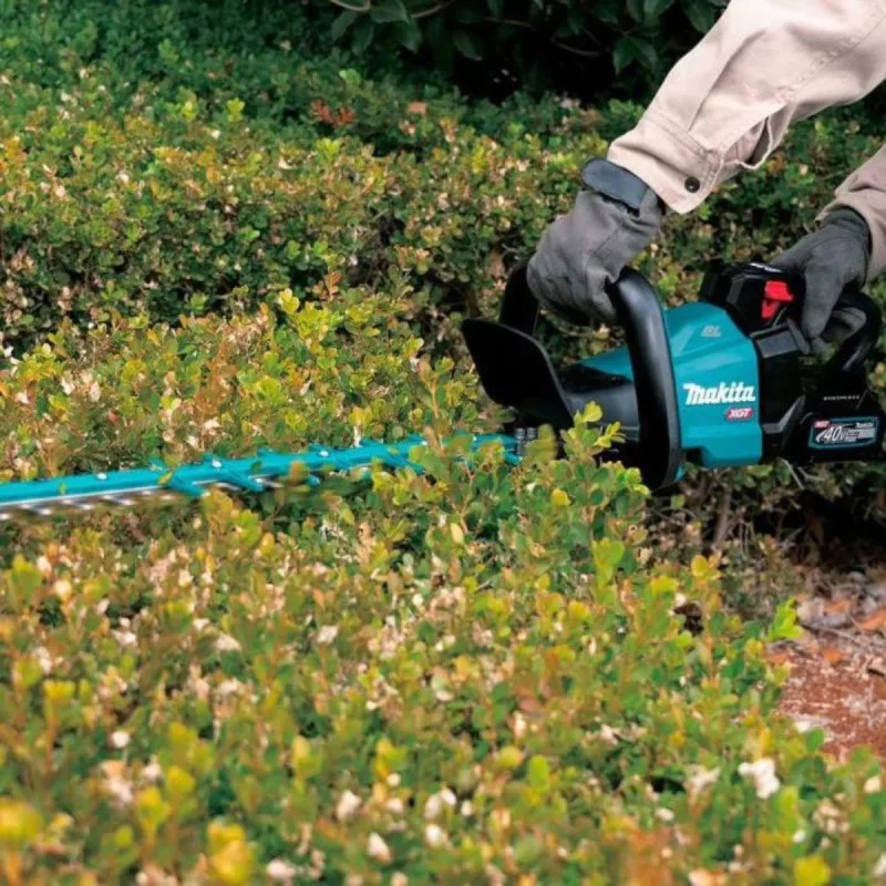MAKITA UH008GZ Cordless professional brushcutter 40 V, 600 mm, XGT + GIFT from Makita Bulgaria - Battery XGT BL4040F