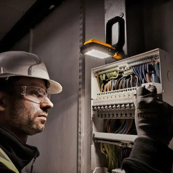 Акумулаторна джобна LED лампа DeWALT DCL182, 1000 Lm