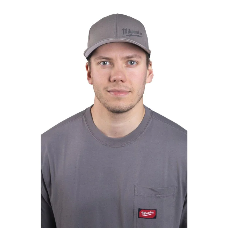 Шапка с козирка Milwaukee 4932493095, BCS черна/сива/червена