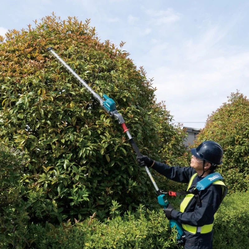 Cordless Brush Cutter Makita UN001GZ, 40V, 600mm + GIFT from Makita Bulgaria - Battery XGT BL4040F
