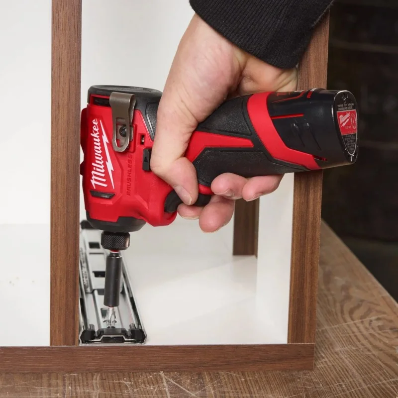 Акумулаторен ударен винтоверт Milwaukee M12 BLIDRC-202C, 12 V, 124 Nm, 2x2,0 Ah, зарядно и куфар