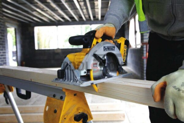 Ръчен акумулаторен циркуляр DeWALT DCS391M2 - 18V / 4.0Ah Li-Ion - Image 3