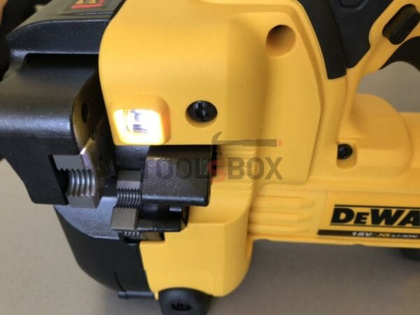 Акумулаторна машина за рязане на шпилки DeWALT DCS350N 18V - Image 3