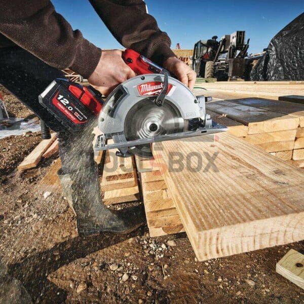 Акумулаторен безчетков ръчен циркуляр Milwaukee M18FCS66-121C / 190 мм - Image 7