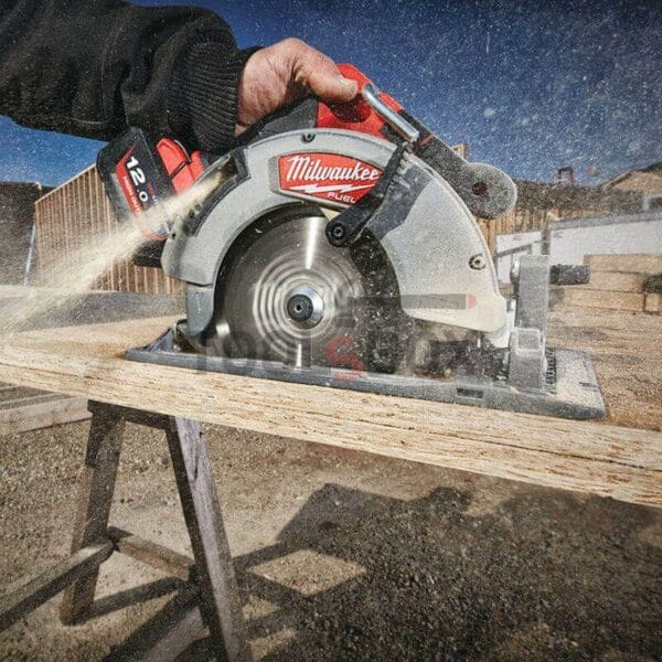 Акумулаторен безчетков ръчен циркуляр Milwaukee M18FCS66-121C / 190 мм - Image 3