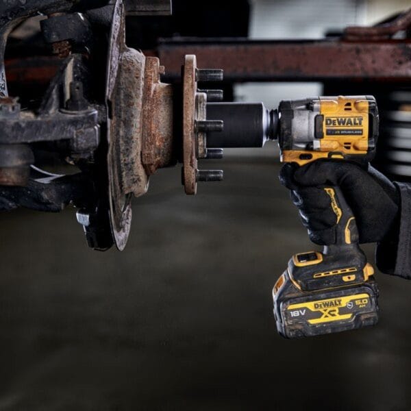 Акумулаторен гайковерт DeWALT DCF921P2G, 18V, 610Nm, 1/2"