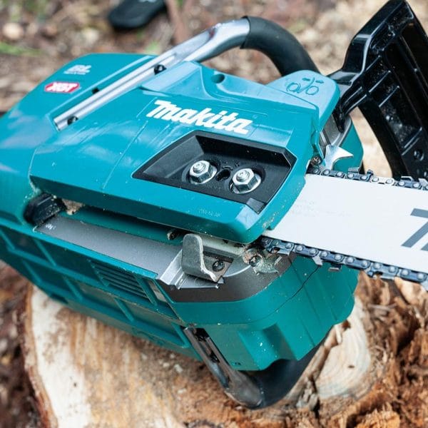 Акумулаторен трион Makita UC013GT101, 40V, 45 cm + Масло за верига 1L Makita