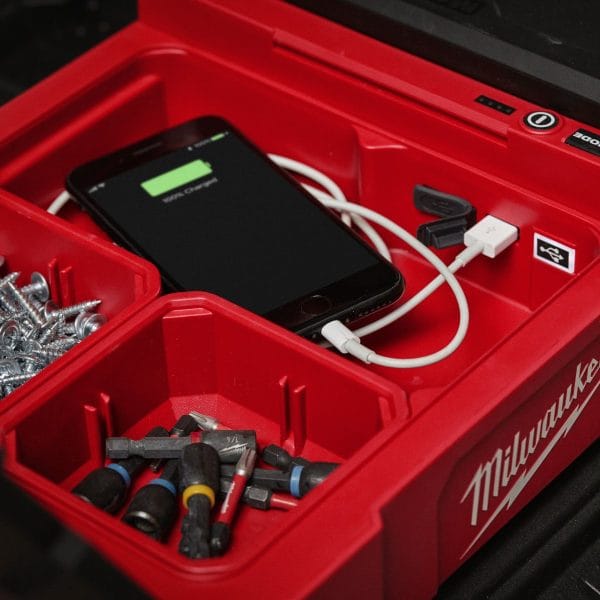 Акумулаторна лампа с въртящо рамо Milwaukee M12POAL-0, PACKOUT™ - 1400 LUMENS