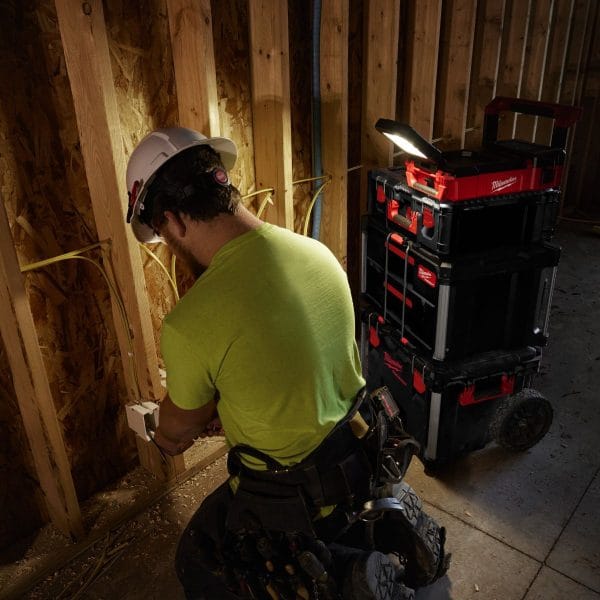 Акумулаторна лампа с въртящо рамо Milwaukee M12POAL-0, PACKOUT™ - 1400 LUMENS