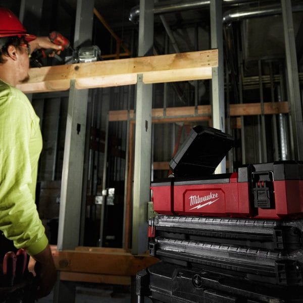 Акумулаторна лампа с въртящо рамо Milwaukee M12POAL-0, PACKOUT™ - 1400 LUMENS