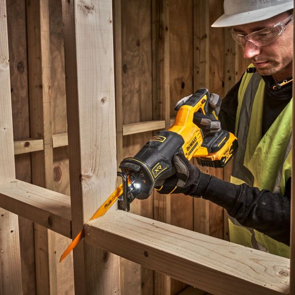 Саблен трион DeWALT DCS382N акумулаторен, 18 V, 28.6 мм