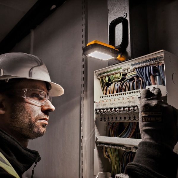 Акумулаторна джобна LED лампа DeWALT DCL182, 1000 Lm