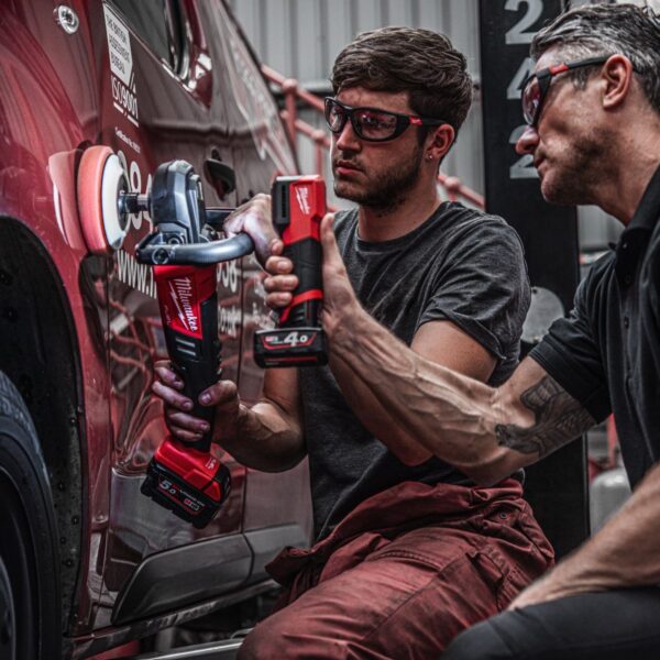 Акумулаторна лампа Milwaukee M12 CML-401, 12 V, 1000 lm, IP54