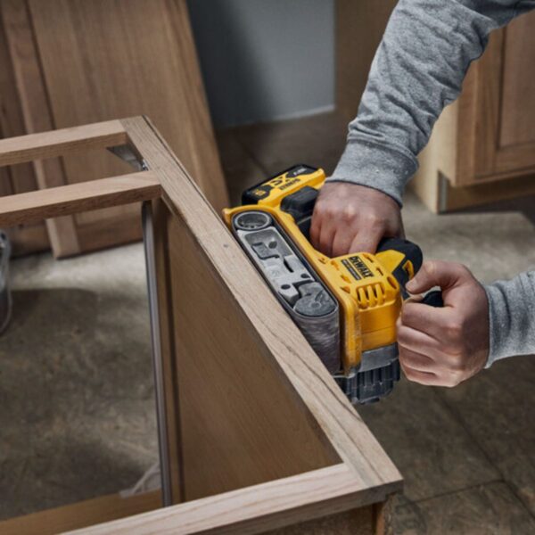 Акумулаторен лентов шлайф DeWALT DCW220NT, 18V, 533x75 мм