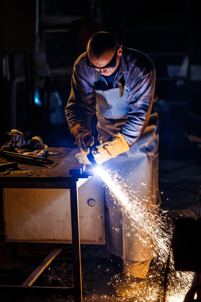 Заваръчна техника – Пълно ръководство за професионалисти и любители 3 cutting metal with plasma equipment