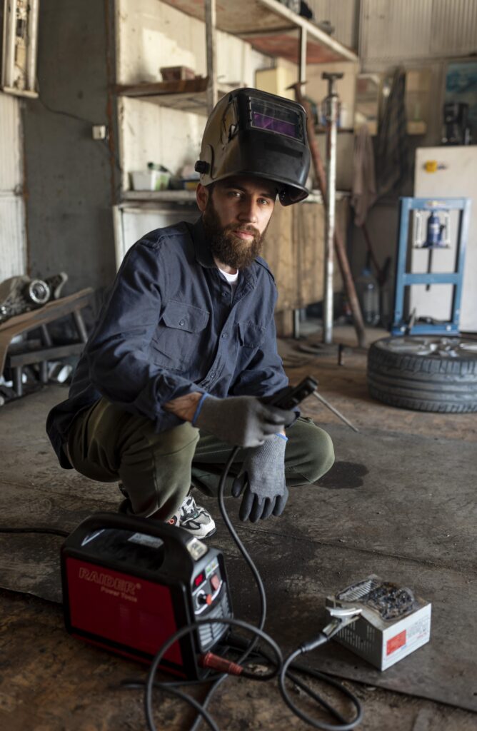 Заваръчна техника – Пълно ръководство за професионалисти и любители 11 male mechanic working his workshop 1