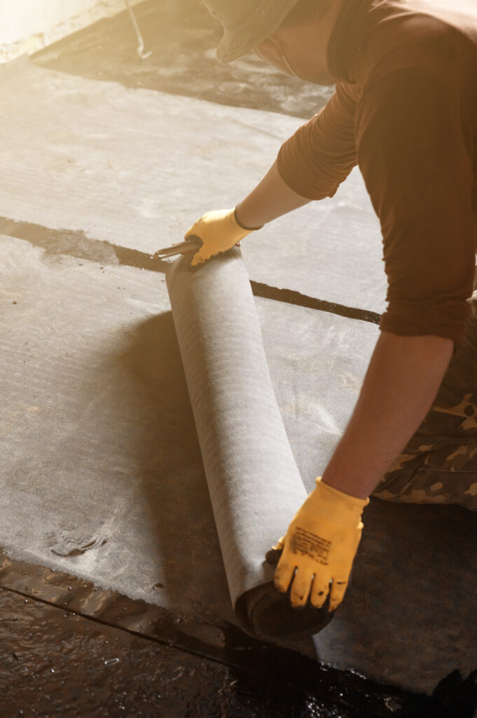 Шумоизолация - видове и съвети 6 worker untwists roll waterproofing fastens it resin