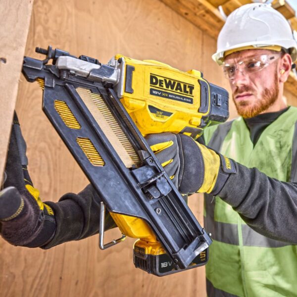 Акумулаторен такер за дърво DeWALT DCN930N, 18 V, 50-90 мм, 34°
