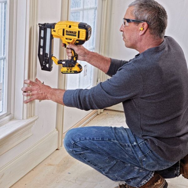 Акумулаторен такер DeWALT DCN662N, 18 V, 32-64 мм, 110 пирона, 0°