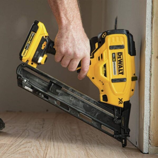 Акумулаторен такер за дърво DeWALT DCN650N, 18 V, 32-63 мм, 15GA